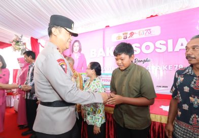 Saat Kunker di Polres Bartim, Kapolda Bersama Ketua Bhayangkari Daerah Kalteng Beri Tali Asih ke Personel yang Sakit, Warakawuri dan Masyarakat 